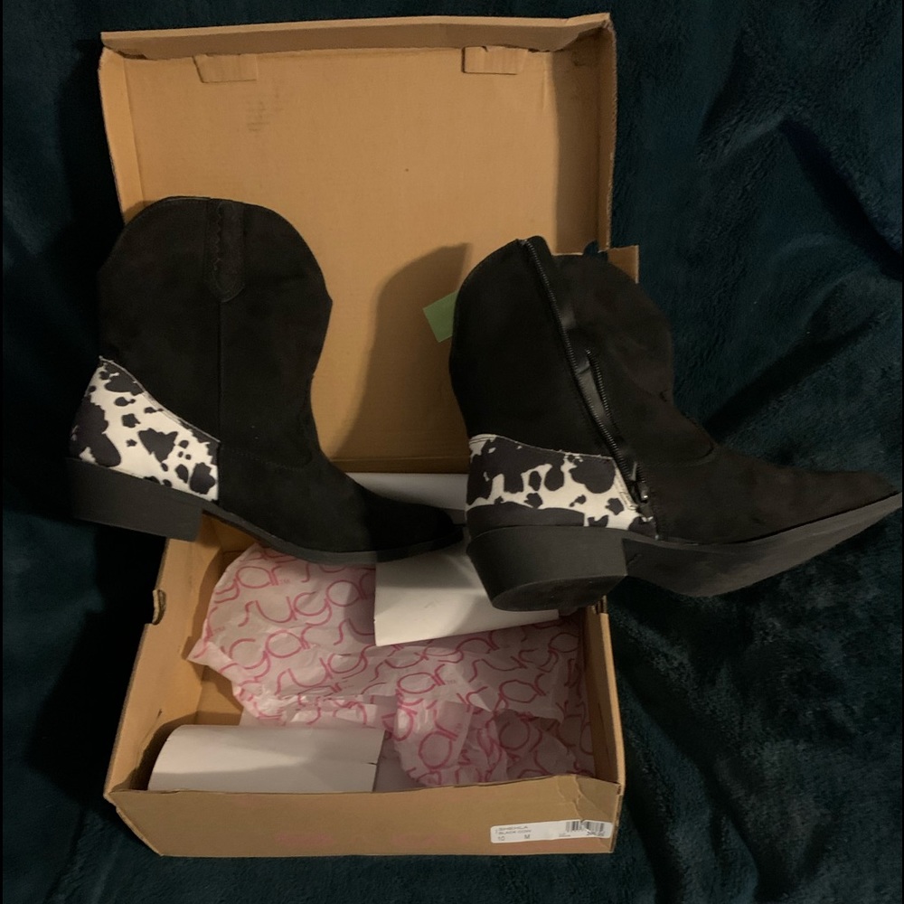 Sugar Shehla Black Suede texture Cow print low boot and zipper side. New size 10